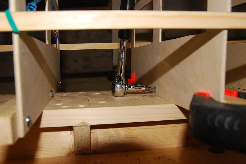 DSC_0002.JPG - How to fasten the screws when the screw driver does not fit